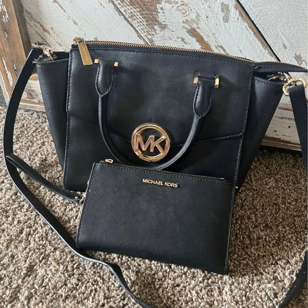 Michael Kors purse and wallet, excellent condition and barely used.